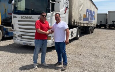HACIENDO ENTREGA A NUESTRO AMIGO Y CLIENTE JUAN VICENTE SOSA RODRIGUEZ LA PRIMERA DE LAS CINCO UNIDADES QUE SE VAN PARA TIERRAS MANCHEGAS¡¡